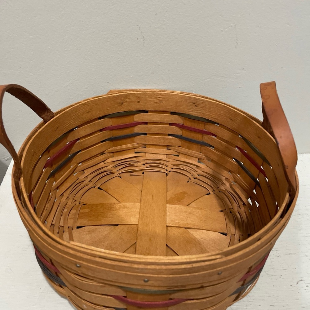 Longaberger Signed 1995 Cake Wooden Basket with Leather Handles And Lid - Picture 3 of 4